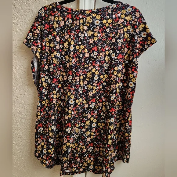 Kim & Cami - Floral Ribbed Tee - Picture 2 of 5